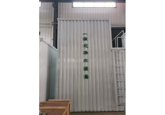 生活廢水處理設(shè)備系統(tǒng)軟硬件：由混凝土池、沉砂池、過濾池、水體平穩(wěn)加藥設(shè)備、反清洗設(shè)備、離心水泵及電控柜構(gòu)成